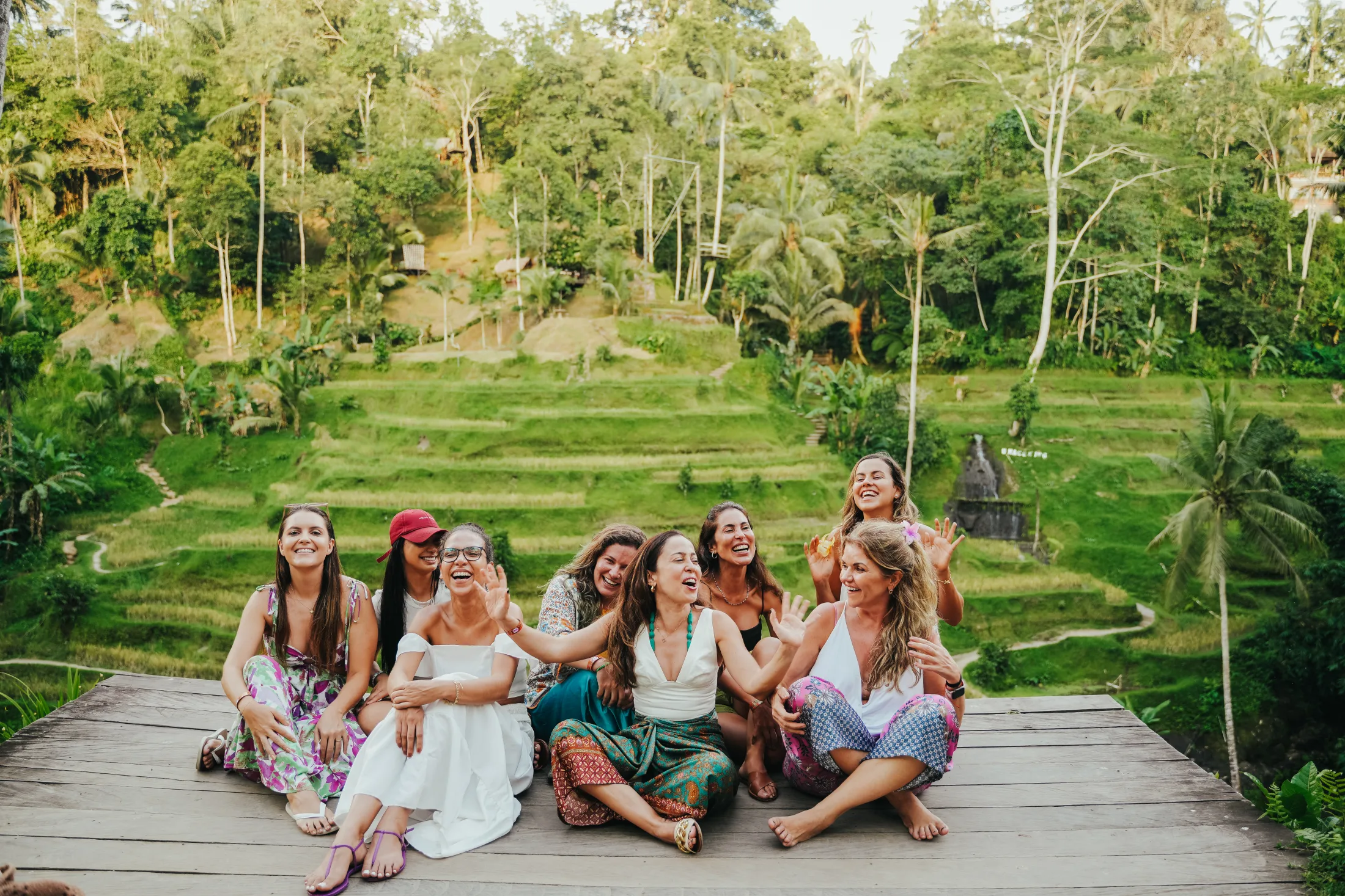 Mulheres rindo e se divertindo em Bali